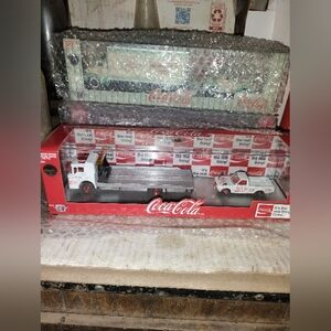 M2 Machines CHASE Coca Cola 1957 Mack Model N & 1978 Datsun Truck TW02 20-09